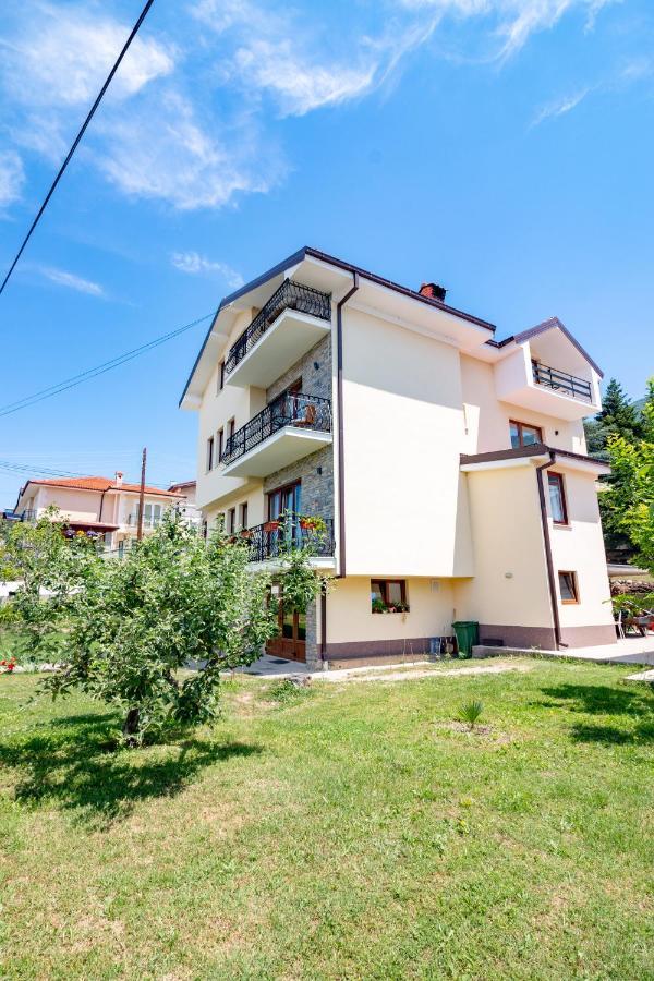 Et Larum Pestani Exterior photo